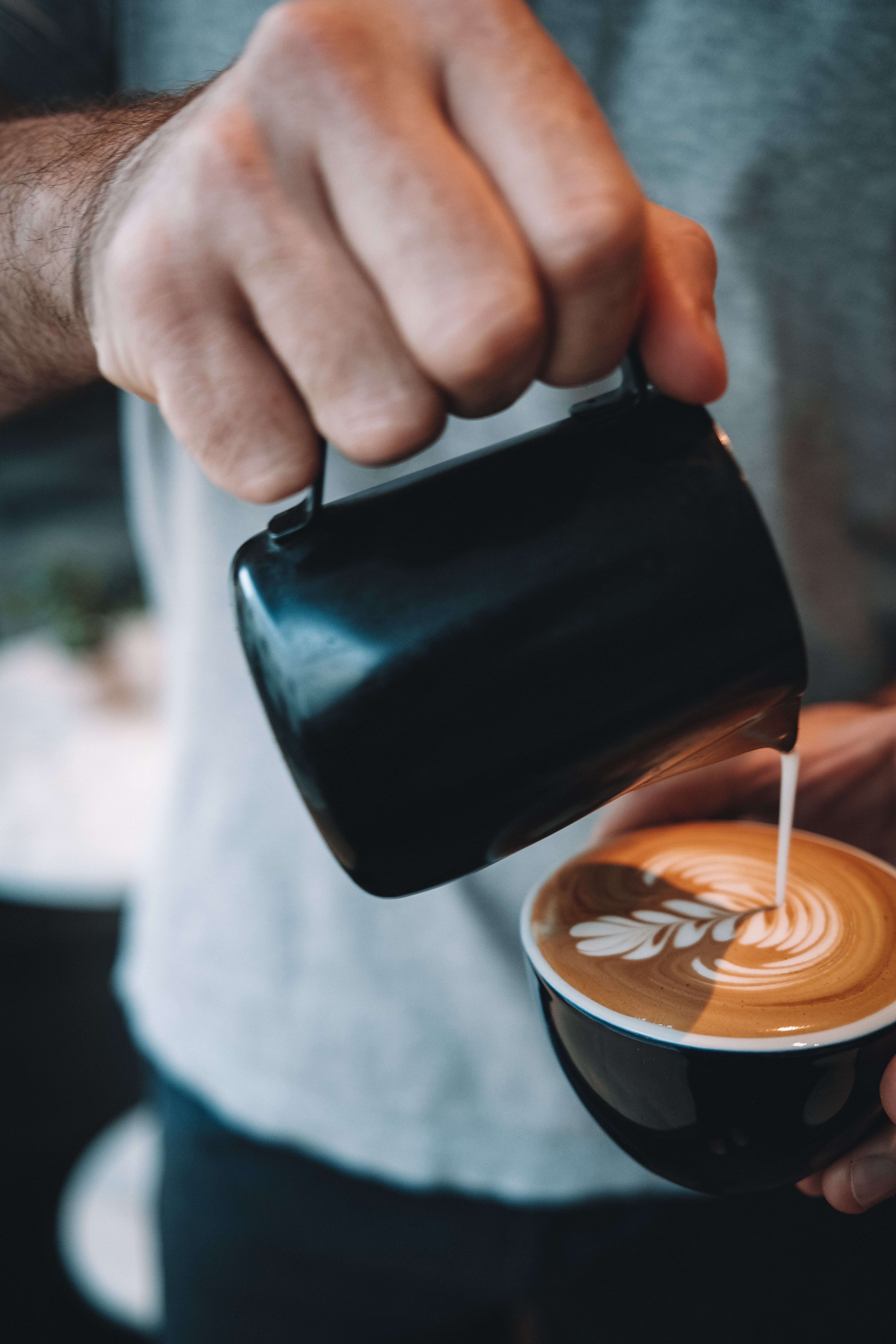 https://api.coffeeknowledgehub.com/media/2023/07/14/flat_white_being_poured_daniel_yubi_credit.jpg